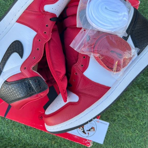 Jordan 1 satin Chicago - Picture 2 of 4
